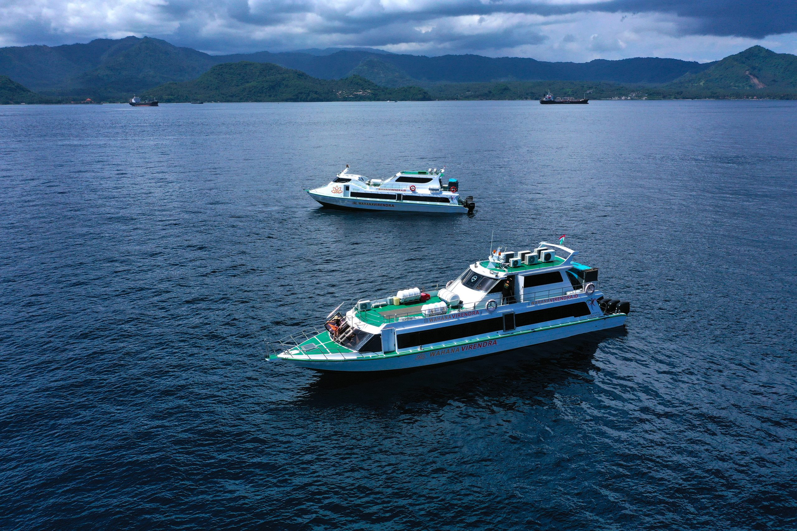 Fast Boat vs Ferry: Mana yang Lebih Cocok untuk Liburanmu?